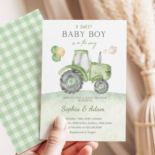 En söt babypojke är på väg Traktor Baby Shower Inbjudningar