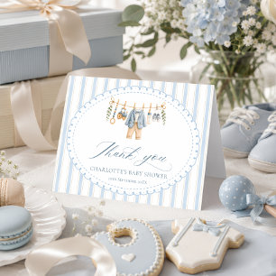 En söt babypojke kläder baby shower tack kort