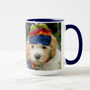 En söt Cavachon valp i en vinterhatt och Scarf Mugg