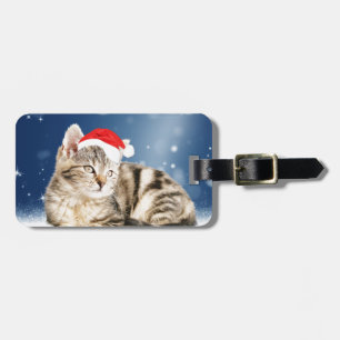 En söt katt som bär röd tomteluva jul snö bagagebricka