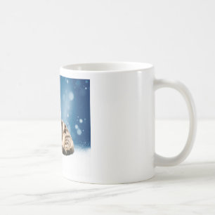 En söt katt som bär röd tomteluva jul snö kaffemugg