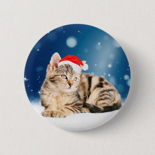 En söt katt som bär röd tomteluva jul snö knapp