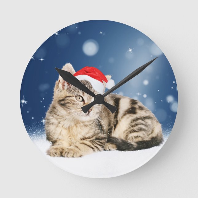 En söt katt som bär röd tomteluva jul snö rund klocka (Framsida)