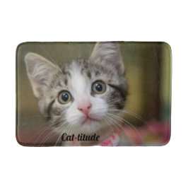 En söt kattunge med grönt öga badrumsmatta