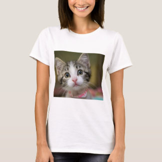 En söt kattunge med grönt öga t shirt