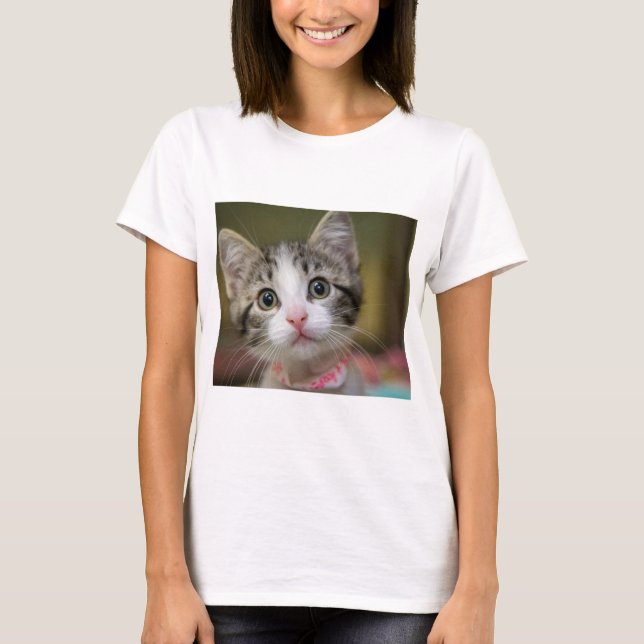 En söt kattunge med grönt öga t shirt (Framsida)