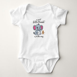 En söt liten jordnöt på väg Ny baby Cool T Shirt