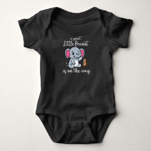 En söt liten jordnöt på väg Ny baby Cool T Shirt