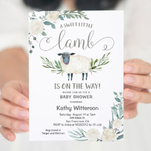 En söt liten lamm är på väg att bli babyskabruk inbjudningar