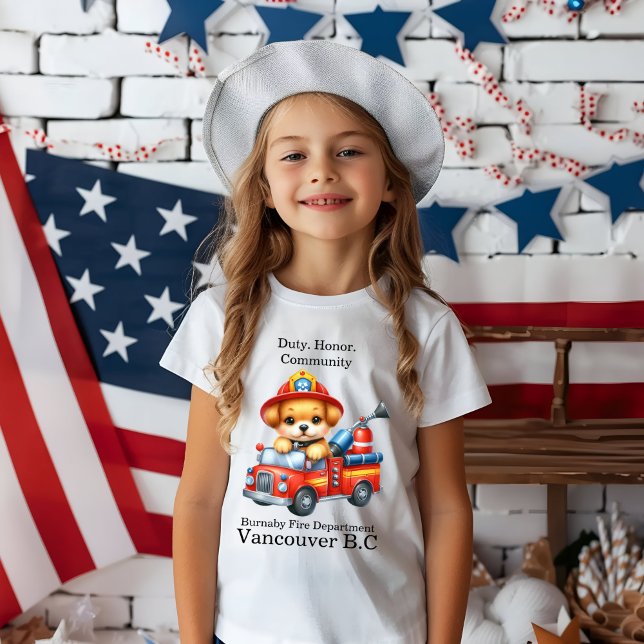 En söt marionettbrandman driver en minidator lastb t shirt (Skapare uppladdad)