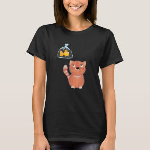 En söt orange katt som funderar på en fisk som sim t shirt