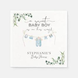 En söt pojke är på väg till Tvätt Blue Pappersservett