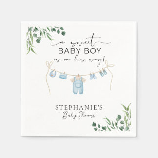 En söt pojke är på väg till Tvätt Blue Pappersservett