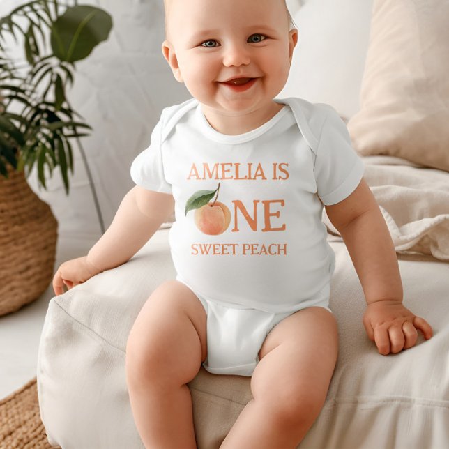 En söt rutig persika 1-års inbjudan t shirt (Skapare uppladdad)