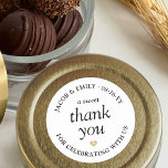 En söt Tack - enkel typografi - bröllopsförmån Runt Klistermärke<br><div class="desc">Lägg till en personlig i eleganten till bröllopsmottagningen eller party favors i möhippa med "ett varmt tack"-anpassningsbarna runt klistermärken. Alla formuleringar i den här mallen är enkla att anpassa för att behandla påsar sälar eller presentmärkre. Den moderna minimalistiska svarta och vita utformningen har ett guld faux foil-hjärta och chic klassisk...</div>