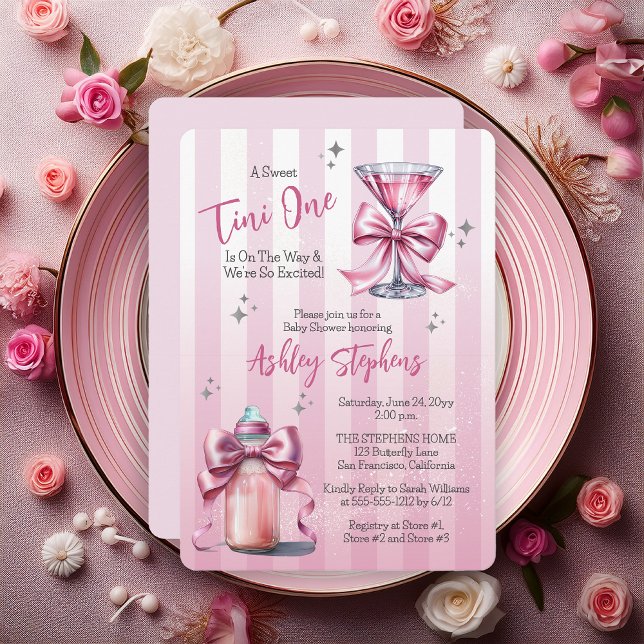 En söt Tini One Rosa Coquette Girl Baby Shower Inbjudningar ("A Sweet Tini One Is On the Way . . ." Coquette Bows Martini | Bottle Girl Baby Shower Invitation)