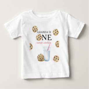 En sötad Cookies & Mjölk Girl First Birthday T Shirt