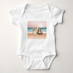 En sötare randig katt som sitter på stranden vid s t shirt