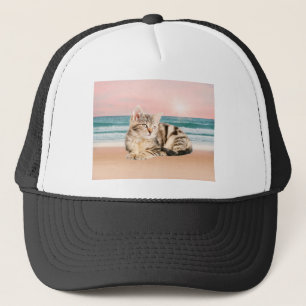 En sötare randig katt som sitter på stranden vid s truckerkeps