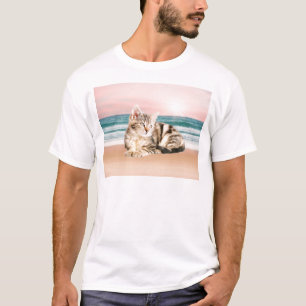 En sötnare randig katt som sitter på stranden vid tee shirt