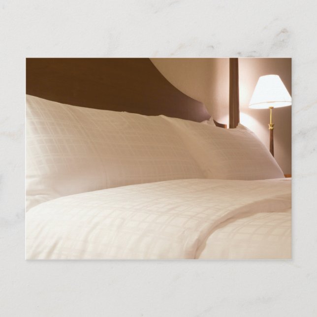 En sovplats i hotellsorten med kung vykort (Framsida)