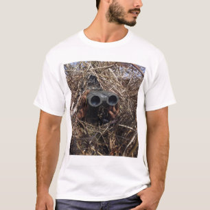 En spanaobservatör övar observationstechniqu t-shirt