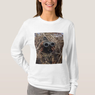 En spanaobservatör övar observationstechniqu t shirt