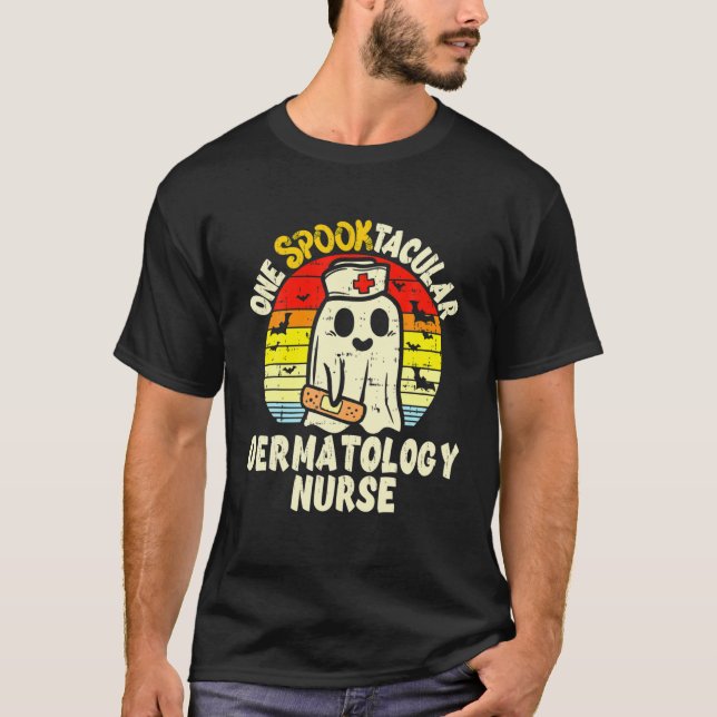 En Spooktacular Dermatology Nurse Halloween Ghost T Shirt (Framsida)
