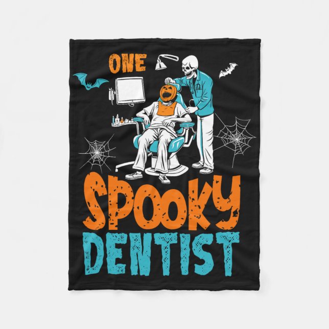 En Spooky Dentist Scary Dental Halloween Skeleton Fleecefilt (Framsidan)