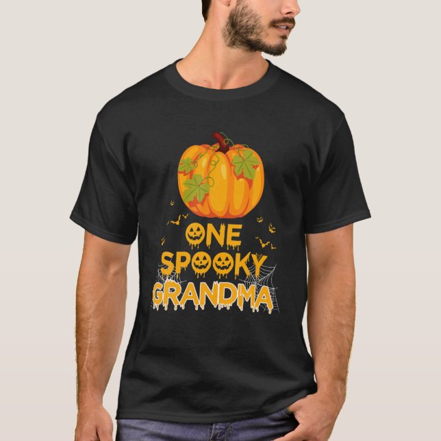 En Spooky Grandma Funny Family Halloween Matching T Shirt (Framsida)