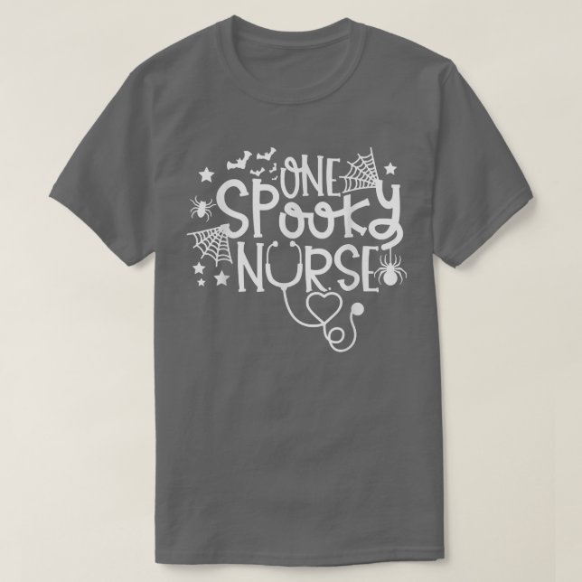 En Spooky Nurse Shirt Funny Stethoscope Halloween T Shirt (Design framsida)