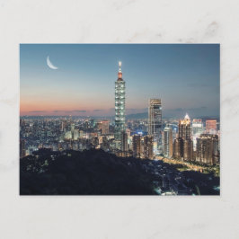 En stad under månljuset vykort