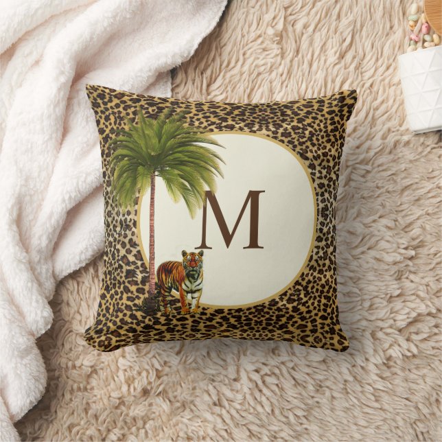 En stående tiger på ett leopard mönster Monogram Kudde (Filt)