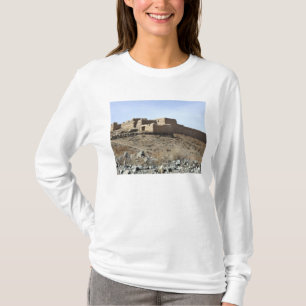 En stärkt sammansättning i byn av Akbar Kh T Shirt