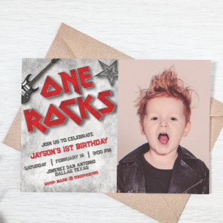 En sten med fotolandskap inbjudningar