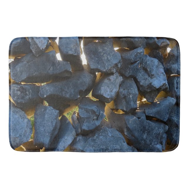 En stenvägg byggt i Kroatiens stil Badrumsmatta (Framsidan)