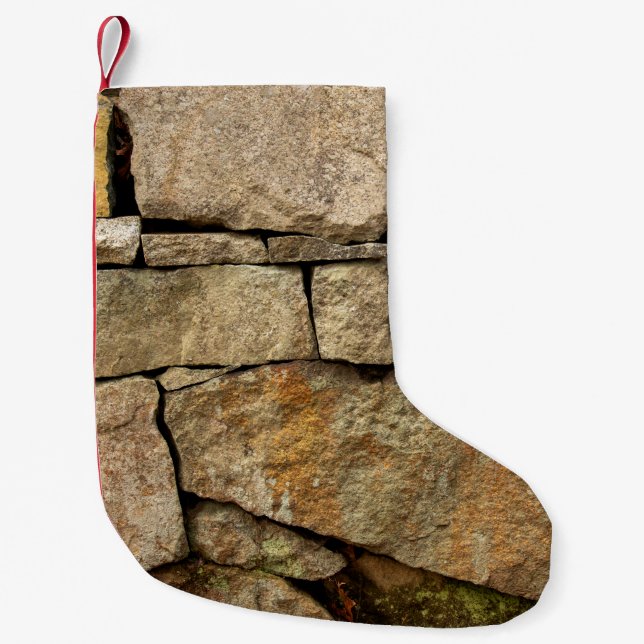 En stenvägg gjord av bakgrundsmaterial av stensten liten julstrumpa (Framsidan)