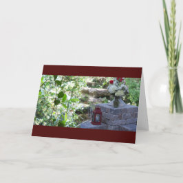 En stenvägg i en verdant trädgård på en kort