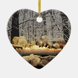 En stillsam brinna Yule inloggning en snöig skog Julgransprydnad Keramik