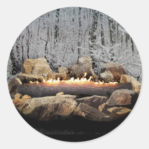En stillsam brinna Yule inloggning en snöig skog Runt Klistermärke
