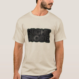 En stilren och modern fejk-logotyp med en mörk est t shirt