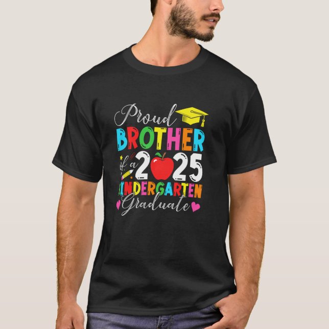 En stolt bror till 2025 års Kindergarten Student G T Shirt (Framsida)