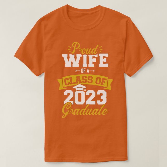 En stolt hustru i 2023 års klass i student t shirt (Design framsida)