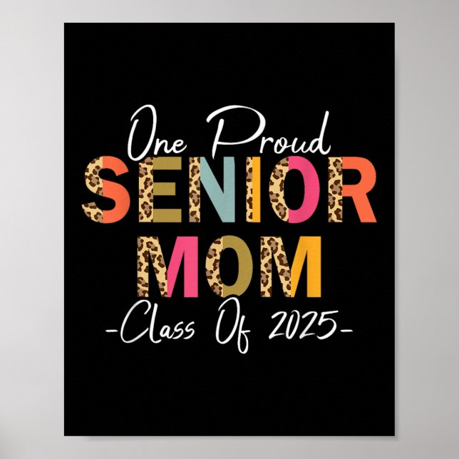 En stolt ledande Mamma-kund från 2025 Studenten Le Poster (Framsidan)