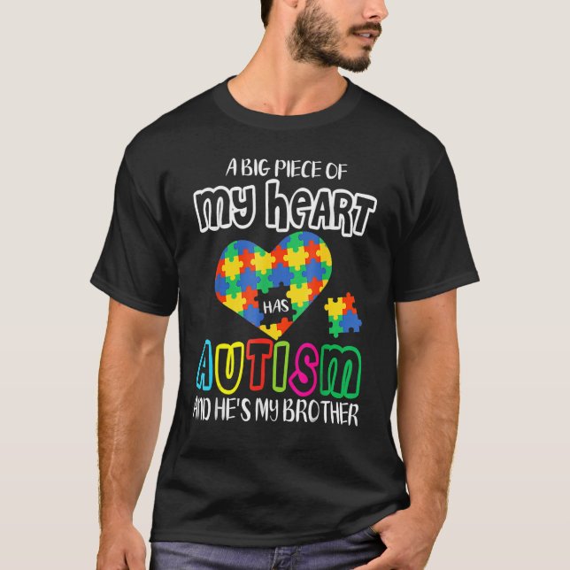 En stor Biet av mitt hjärta har autism och han är  T Shirt (Framsida)