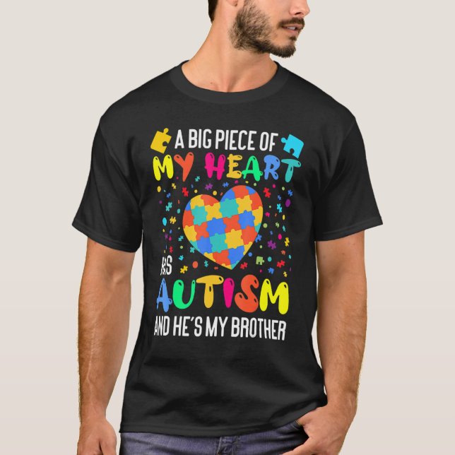 En stor Biet av mitt hjärta har autism och han är  T Shirt (Framsida)