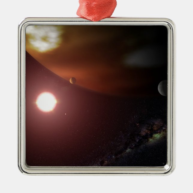 En stor gastplanet som omger en röd dvärgstjärna julgransprydnad metall (Framsidan)