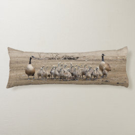 En stor kanadensiska gäsfamilj kroppskudde