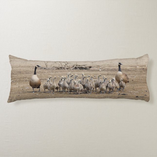 En stor kanadensiska gäsfamilj kroppskudde (Framsidan)