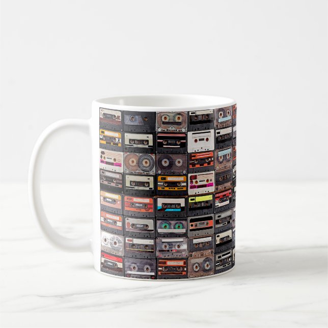 En stor mängd audio kassetter kaffemugg (Vänster)